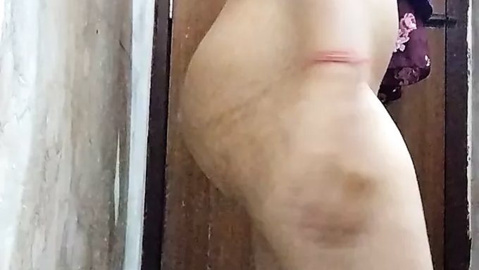 印度女孩在业余视频中自慰,说脏话并自慰
