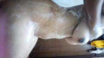 18岁的印度女孩在热...