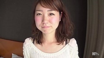 亚洲娘娘腔把大鸡巴放进嘴里