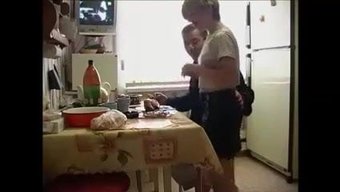 爸爸和继女的茶时光变得热辣