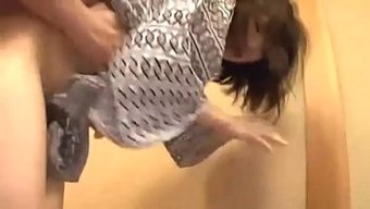 询问日本女孩视频中的...