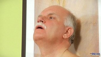 老男人舔阴并与年轻女...