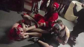 三个小丑沉迷于足交群交狂欢
