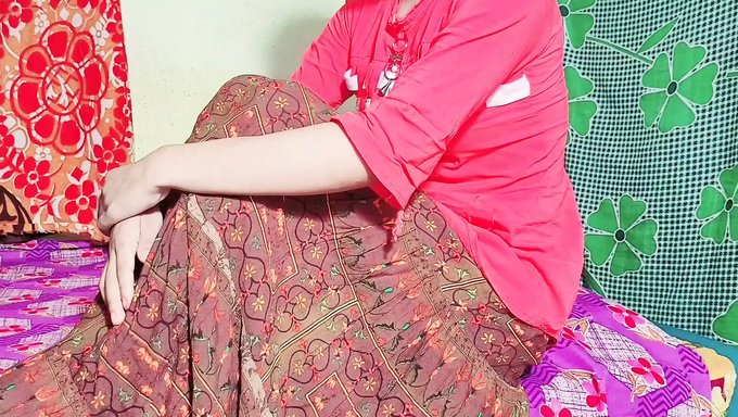 印度18岁少女手淫并要求内射