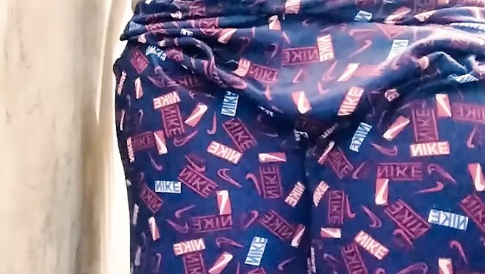 18岁印度女孩的独奏自制视频