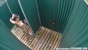 第一次偷窥在公共泳池露脸