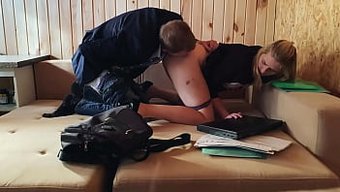 金发学生在自制视频中...