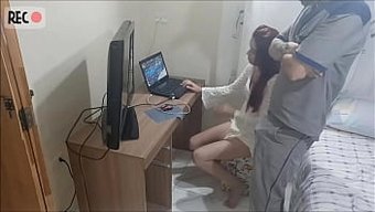 天真的青少年在隐藏摄...