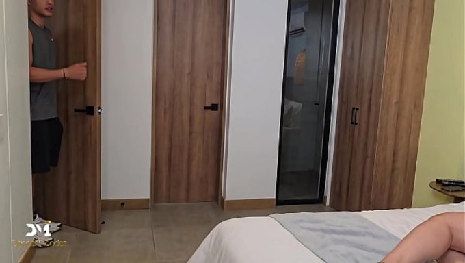 我和朋友丹纳·门德斯打了个赌,然后和他的继母莫妮克·富恩特斯发生了性关系。