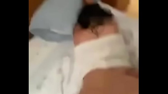 一个大屁股的女孩和她朋友在这部火辣的自制片里玩得不亦乐乎。