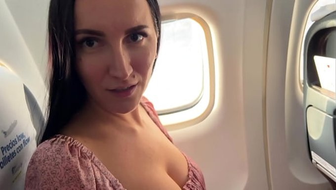 大奶妹在飞机上被陌生人操翻,Eva Keks放荡的一面全都展现出来。