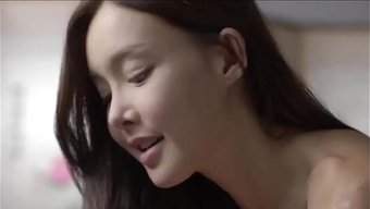一个小中国妹子被男友...
