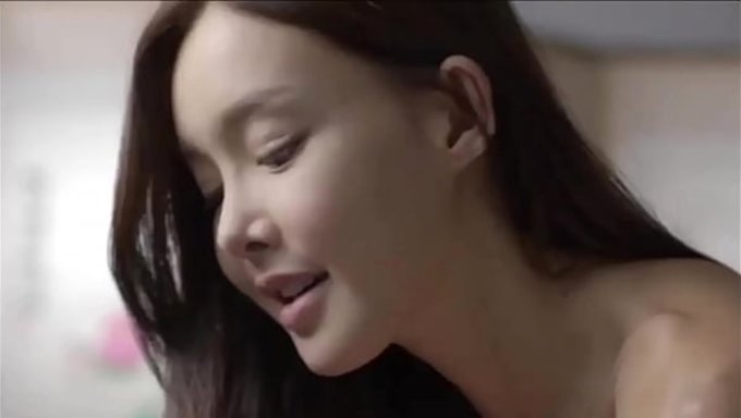 一个小中国妹子被男友用狗爬式猛操