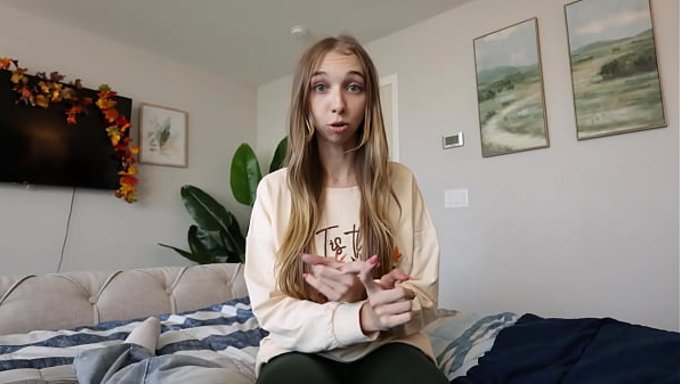 小哥用他那根巨屌塞进继妹breezy Bri的小穴