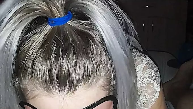 出轨的继妹在自制视频中被继兄舔和操她的阴部