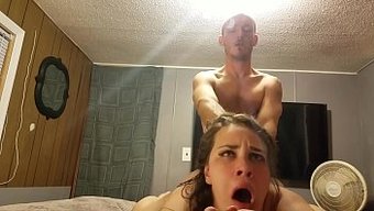 纹身美女在硬核视频中...