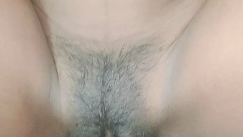 印度妻子在酒店房间里...