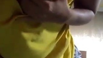 年轻的摩洛哥女孩的独...