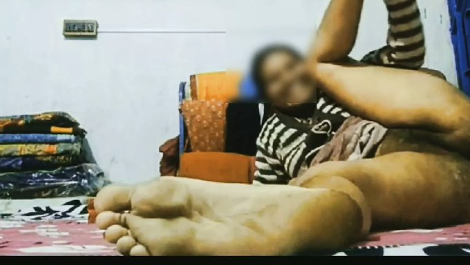 印度妻子在视频通话中脱光衣服挑逗她的丈夫