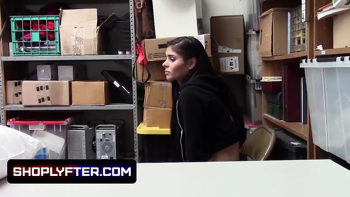 Katya Rodriguez从一个以圣诞老人为主题的警察那里得到脱衣搜查