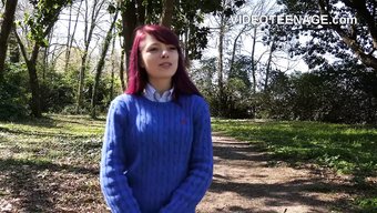 年轻美丽的女孩在这个...