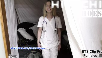 看一个瘦弱的少女在镜...