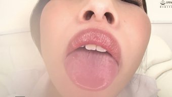 看女孩在这个pov视...