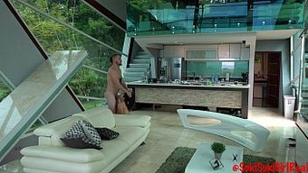 年轻的亚洲女友在自制...