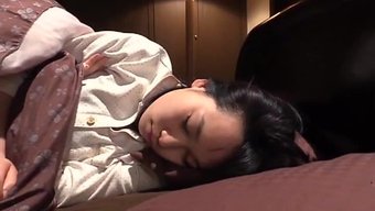 成熟的熟女和年轻男人...