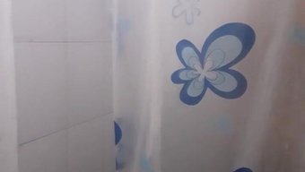 年轻的棕发继妹在浴室...
