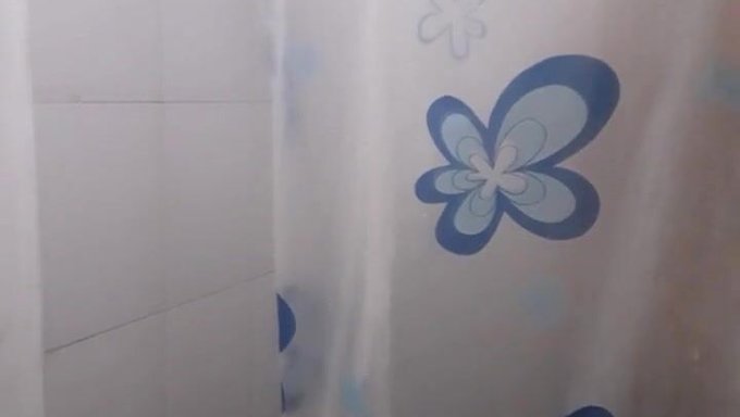 年轻的棕发继妹在浴室里展示她的纹身身体
