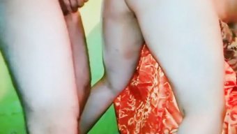 年轻的墨西哥女孩在沙...