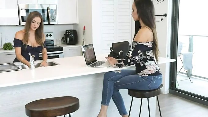 爱肛交的女同性恋与他们的养子在这个自制视频中沉迷于狂野的三人行。