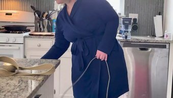 穿着衣服的妈妈在厨房...