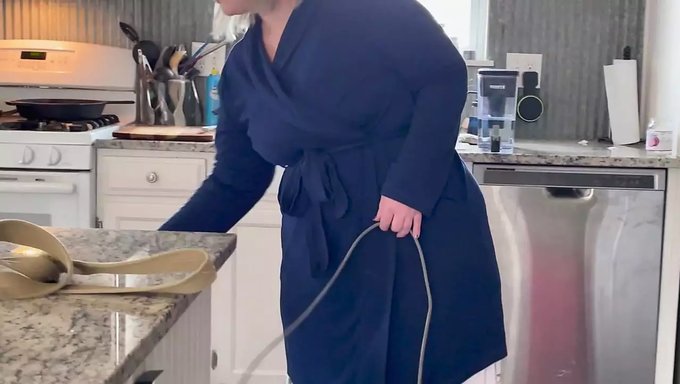 穿着衣服的妈妈在厨房里被隐藏的摄像头捕捉到裸体