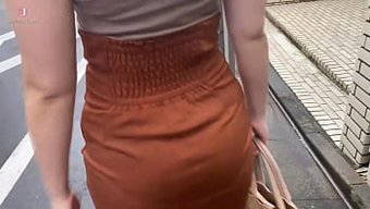 时尚的日本女孩一起参...