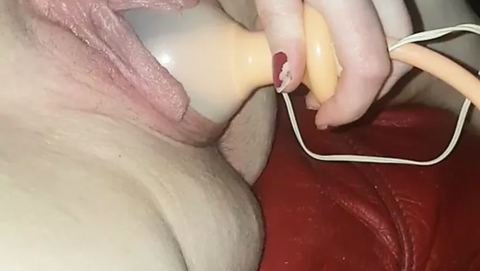 残酷的诱惑:卡莉的充气阴道