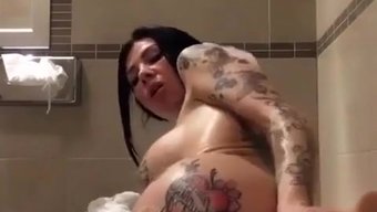 大自然的继妹在浴室里...