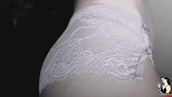 探索巴西熟女andressa Castro的曲线,她的纹身很大