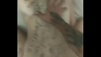 一个友好的青少年从后...