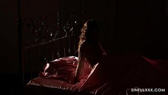 女同性恋女佣被一个兴...