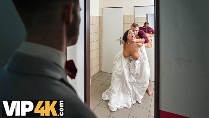 一个男人发现他的未婚夫的不忠,当他打开他们共享公寓的门