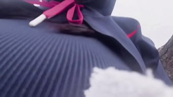 一个年轻男人在海边遇...
