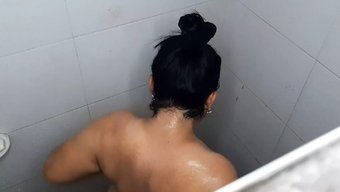 年轻妻子的大天然乳房...