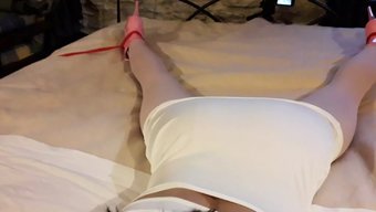 瘦弱的业余选手劳拉在...