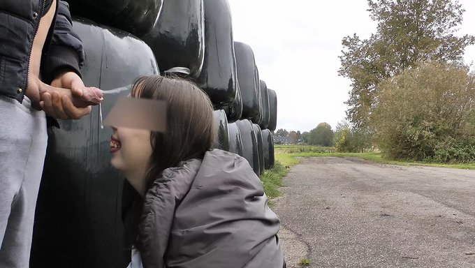 成熟女人在公共场合口交,接受面部射精
