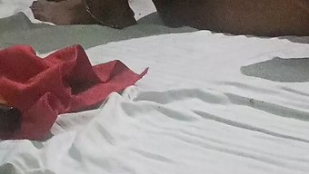 18岁的印度男孩从后...
