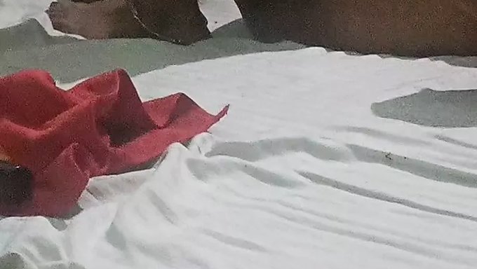 18岁的印度男孩从后面给他的妻子按摩