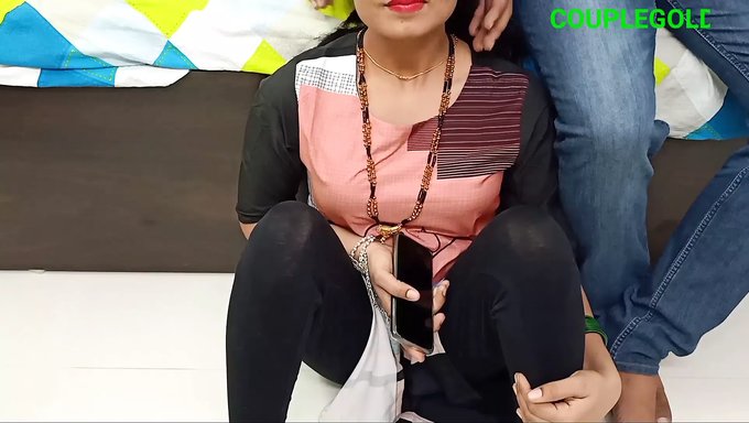 在私人家中进行感性的亲吻和激烈的阴道舔