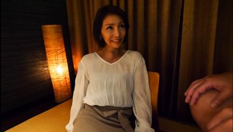 瘦弱的业余熟女们进行...